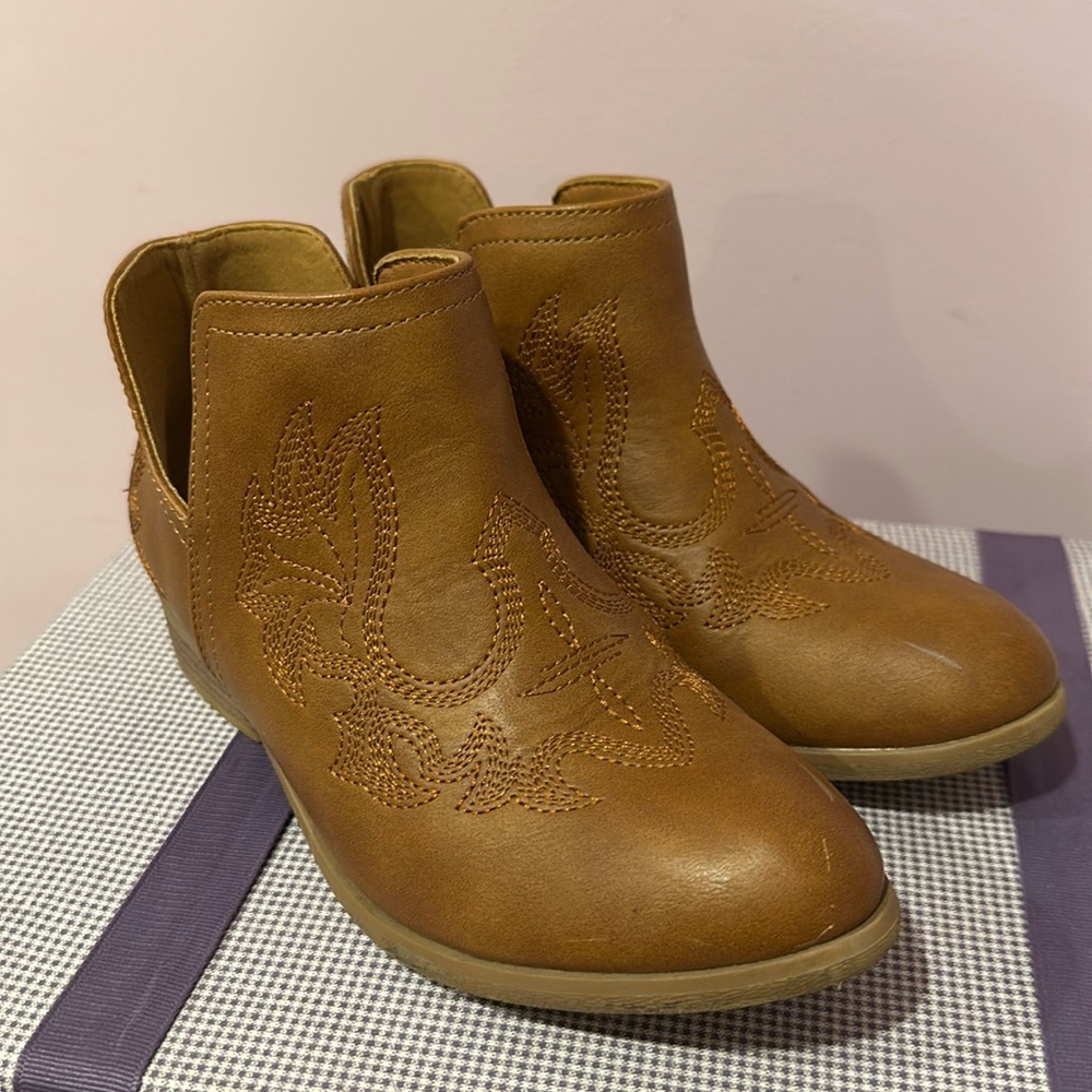 Dream Pairs Girls Ankle Boots, used but lots of life left, Size 1